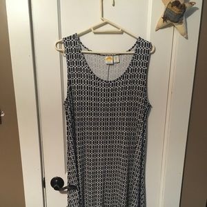 Sleeveless maxi dress with a flared bottom.